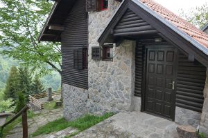 Prodajem kuću na Kopaoniku - Nekretnine oglasi
