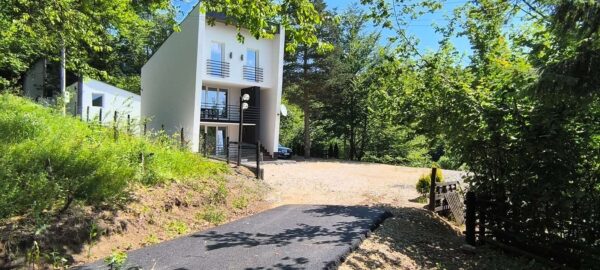 Zlatibor – Moderna kuća sa dodatnom stambenom jedinicom, Zova (plac 600 m²)